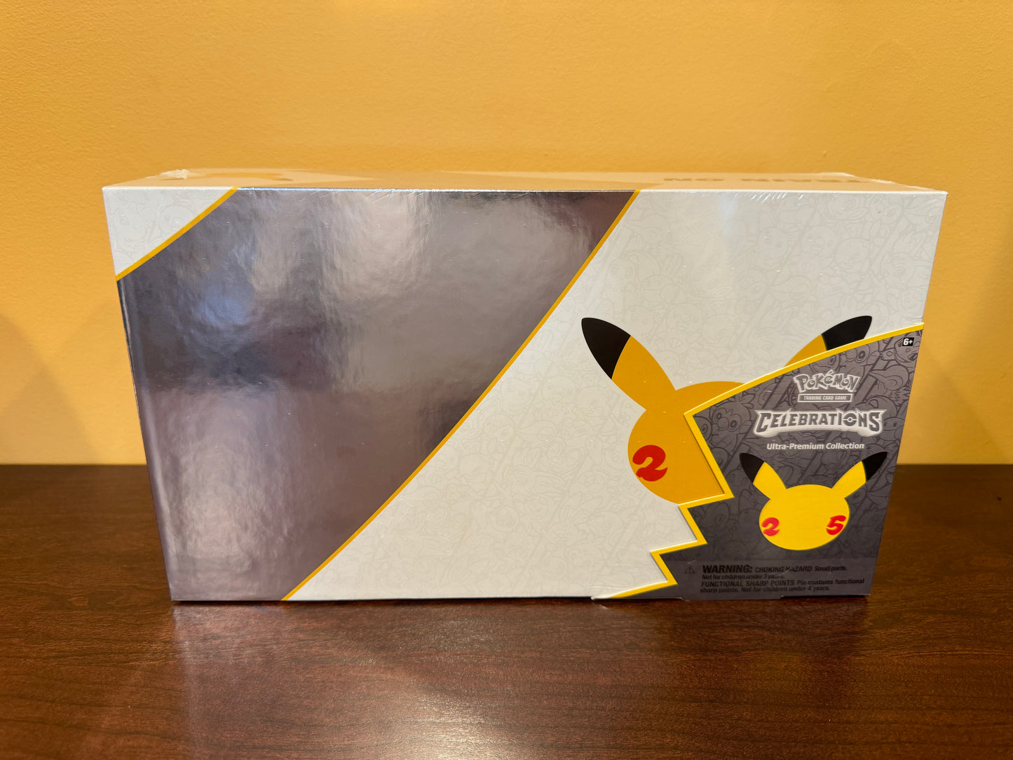 Pokémon TCG - Celebrations Ultra Premium Collection